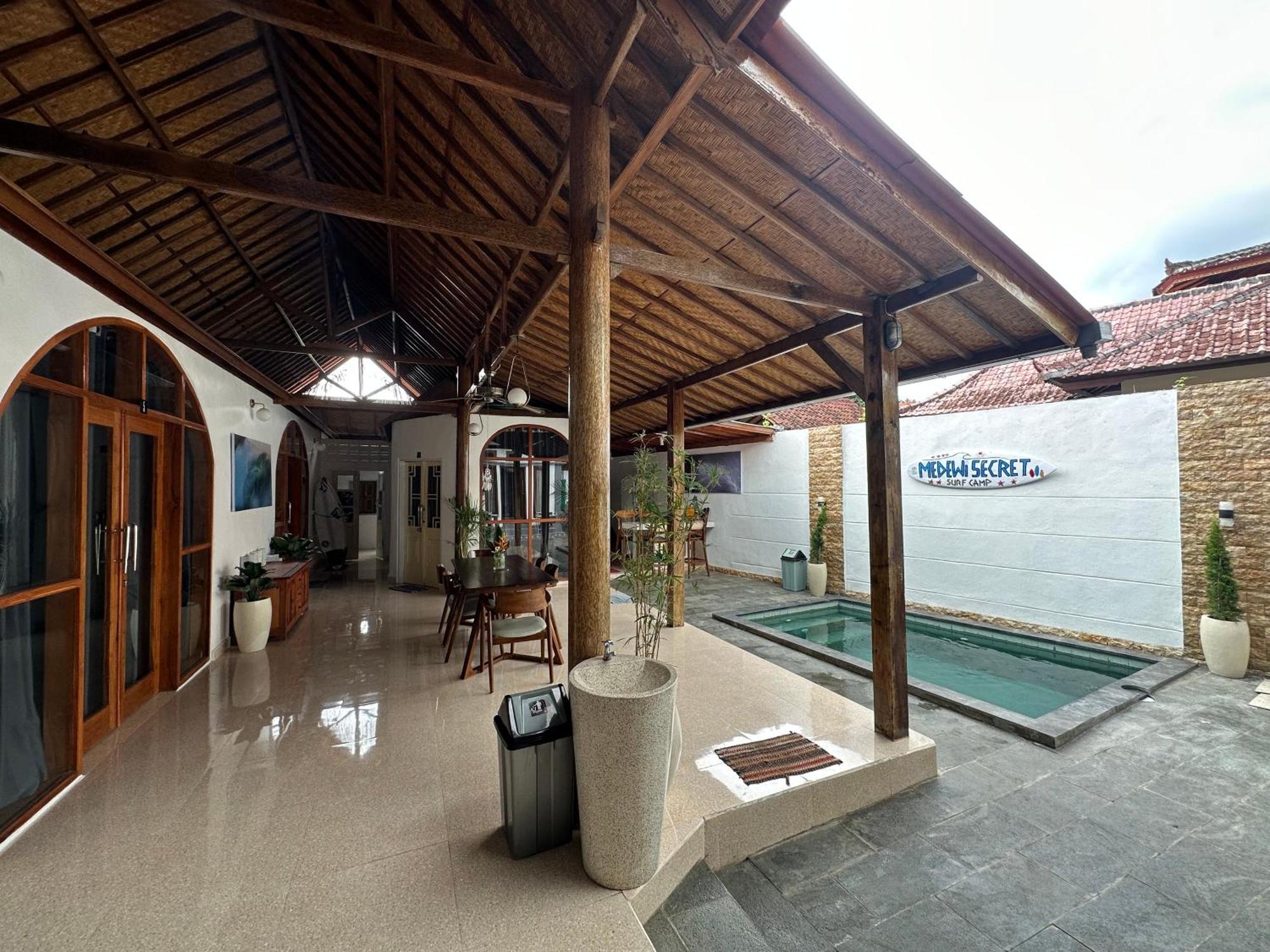 Medewi Secret Surfcamp Hotel Пулукан Екстериор снимка