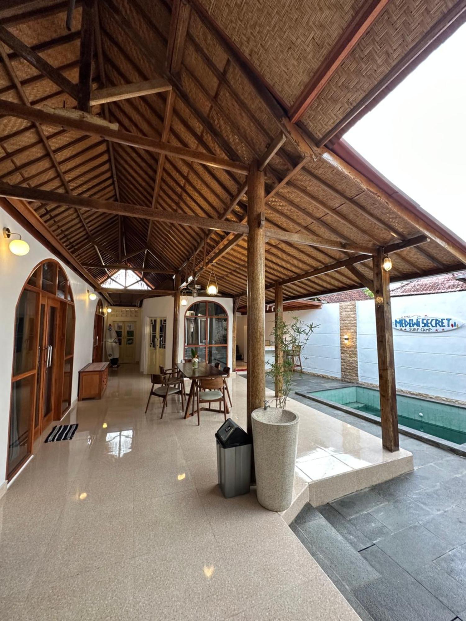 Medewi Secret Surfcamp Hotel Пулукан Екстериор снимка