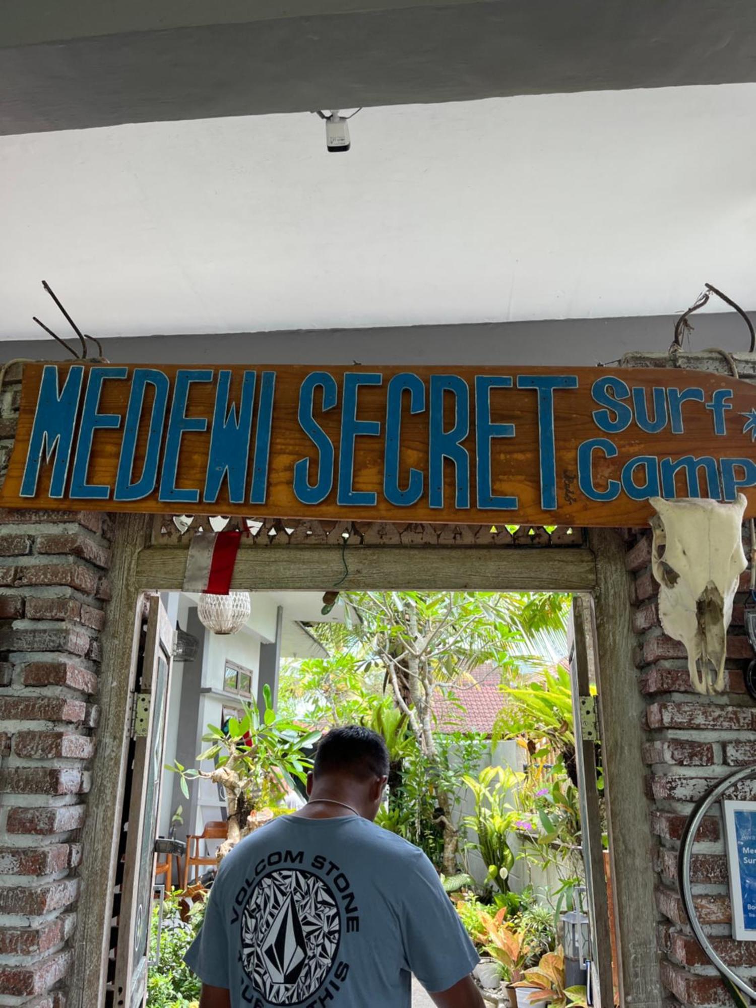 Medewi Secret Surfcamp Hotel Пулукан Екстериор снимка