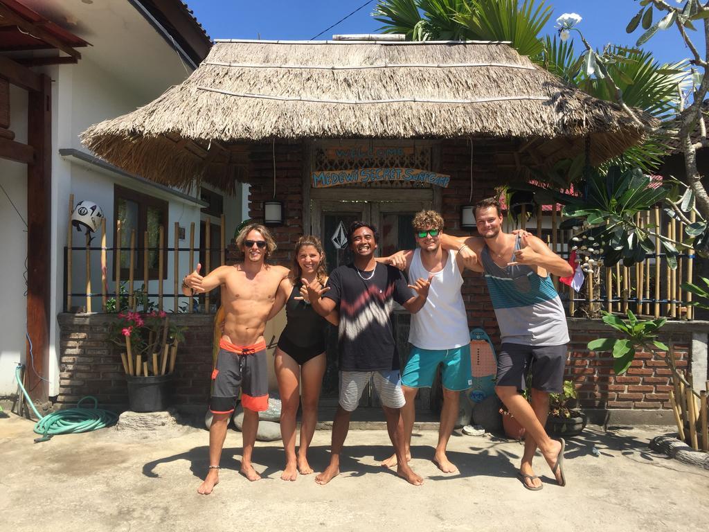 Medewi Secret Surfcamp Hotel Пулукан Екстериор снимка