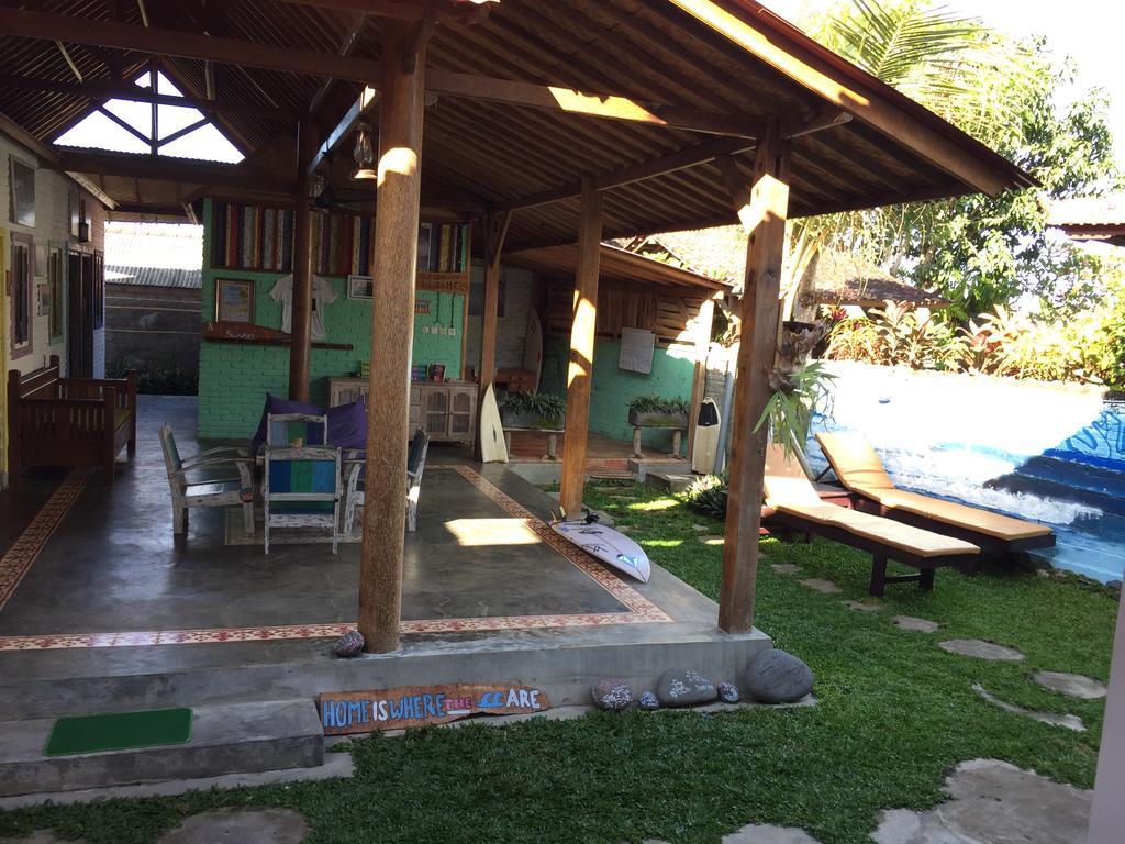 Medewi Secret Surfcamp Hotel Пулукан Екстериор снимка