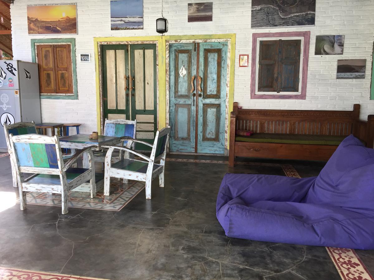 Medewi Secret Surfcamp Hotel Пулукан Екстериор снимка