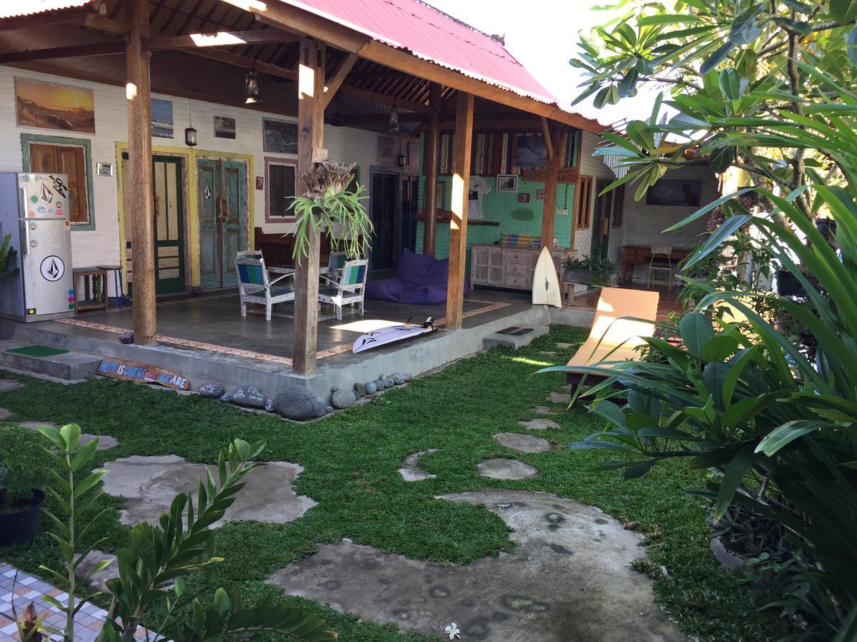 Medewi Secret Surfcamp Hotel Пулукан Екстериор снимка